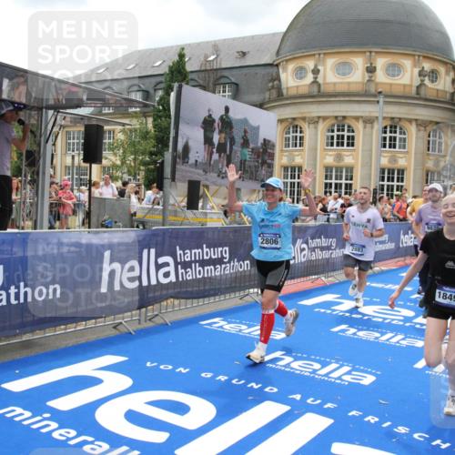 29.06.2025 - hella hamburg halbmarathon Michael Strokosch http://msf.ph/oto/8369349 29.06.2025 10:57:56 Ziel 2025, 2034, 2806, 2883, 3093, 3575, 7138, 7159, 7189, 7269, 9820, 10599, 10703, 11394, 12523, 13376, 14881, 15349, 16517, 17543, 18492 meine-sportfotos.de