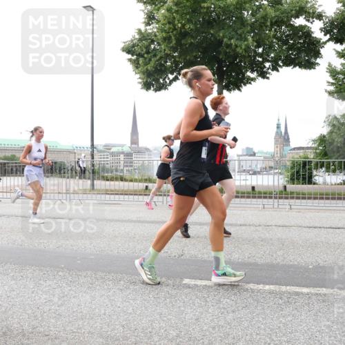 29.06.2025 - hella hamburg halbmarathon Lena Gebhardt http://msf.ph/oto/8369403 29.06.2025 10:48:47 Lombardsbrücke 6950, 1142, 1167, 1584, 2160, 2195, 2437, 2438, 2475, 2627, 2716, 2792, 2909, 3215, 3224, 3253, 3661, 5010, 5479, 5480, 5551, 5781, 6015, 6143, 6437, 6566, 7062, 7203, 7947, 7948, 8461, 8719, 8760, 8948, 9341, 9359, 9552, 9787, 10059, 10081, 10204, 10366, 10524, 10654, 10656, 11000, 11364, 11365, 13814, 13845, 15715, 16498, 16499, 16701 meine-sportfotos.de