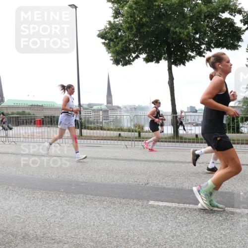 29.06.2025 - hella hamburg halbmarathon Lena Gebhardt http://msf.ph/oto/8369423 29.06.2025 10:48:47 Lombardsbrücke 1142, 1167, 1584, 2160, 2195, 2437, 2438, 2475, 2627, 2716, 2792, 2909, 3215, 3224, 3253, 3661, 5010, 5479, 5480, 5551, 5781, 6015, 6143, 6437, 6566, 7062, 7203, 7947, 7948, 8461, 8719, 8760, 8948, 9341, 9359, 9552, 9787, 10059, 10081, 10204, 10366, 10524, 10654, 10656, 11000, 11364, 11365, 13814, 13845, 15715, 16498, 16499, 16701 meine-sportfotos.de