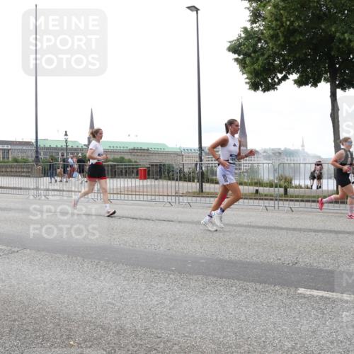 29.06.2025 - hella hamburg halbmarathon Lena Gebhardt http://msf.ph/oto/8369468 29.06.2025 10:48:47 Lombardsbrücke 8759, 1142, 1167, 1584, 2160, 2195, 2437, 2438, 2475, 2627, 2716, 2792, 2909, 3215, 3224, 3253, 3661, 5010, 5479, 5480, 5551, 5781, 6015, 6143, 6437, 6566, 7062, 7203, 7947, 7948, 8461, 8719, 8760, 8948, 9341, 9359, 9552, 9787, 10059, 10081, 10204, 10366, 10524, 10654, 10656, 11000, 11364, 11365, 13814, 13845, 15715, 16498, 16499, 16701 meine-sportfotos.de