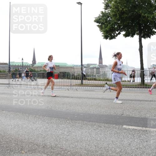 29.06.2025 - hella hamburg halbmarathon Lena Gebhardt http://msf.ph/oto/8369498 29.06.2025 10:48:48 Lombardsbrücke 1142, 1167, 1584, 2160, 2195, 2437, 2438, 2475, 2627, 2716, 2792, 2909, 3086, 3215, 3224, 3253, 3661, 5010, 5479, 5480, 5551, 6015, 6437, 6566, 7062, 7203, 7947, 7948, 8461, 8719, 8760, 8948, 9341, 9359, 9552, 9787, 10059, 10081, 10204, 10366, 10524, 10654, 10656, 11000, 11364, 11365, 13814, 13845, 15715, 16498, 16499, 16701 meine-sportfotos.de