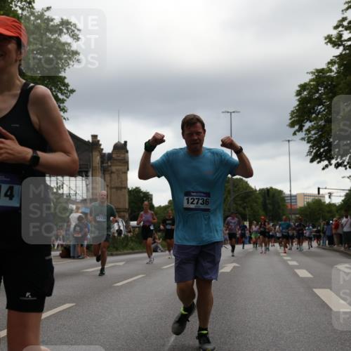 29.06.2025 - hella hamburg halbmarathon Yannick Fuchs http://msf.ph/oto/8369557 29.06.2025 10:53:33 20KM 2780, 3114, 3279, 3425, 4238, 4379, 4796, 4986, 5885, 6087, 6220, 6438, 7287, 7824, 8030, 8326, 8481, 8807, 9985, 10488, 10587, 10896, 11018, 11114, 11158, 11159, 11250, 11757, 11935, 11938, 12206, 12261, 12406, 12564, 12736, 12779, 12862, 13706, 13761, 14567, 14732, 14902, 14928, 14965, 15785, 15914, 16227, 16530, 16754, 16915, 16980, 17176, 17304, 17503, 18467, 18485, 18716, 18855, 19015, 19160 meine-sportfotos.de