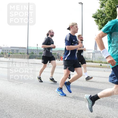 29.06.2025 - hella hamburg halbmarathon Lena Gebhardt http://msf.ph/oto/8369615 29.06.2025 10:14:47 Lombardsbrücke 8055, 174, 249, 1071, 1379, 1406, 1575, 1728, 2046, 2140, 2494, 2601, 2690, 2990, 3020, 3025, 3154, 3454, 3507, 3509, 3691, 3756, 3834, 3844, 4641, 5191, 5608, 5670, 5800, 5981, 6028, 6083, 6089, 6181, 6248, 6366, 6935, 7195, 7209, 7439, 7802, 7840, 8055, 8147, 8239, 8275, 8522, 8563, 8755, 8854, 8892, 9113, 9173, 9556, 9663, 9709, 9911, 10224, 10391, 10589, 10610, 10717, 10963, 11271, 11598, 12467, 13237, 14488, 16126 meine-sportfotos.de