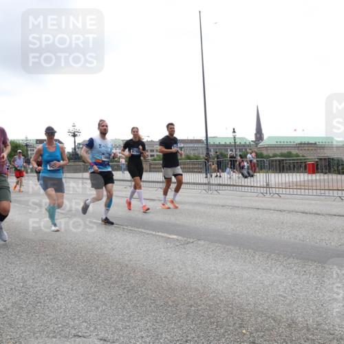 29.06.2025 - hella hamburg halbmarathon Lena Gebhardt http://msf.ph/oto/8369634 29.06.2025 10:48:48 Lombardsbrücke 10366, 50, 21, 18909, 8760, 950, 1142, 1167, 1584, 2160, 2195, 2437, 2438, 2475, 2627, 2716, 2792, 2909, 3086, 3215, 3224, 3253, 3661, 5010, 5479, 5480, 5551, 6015, 6437, 6566, 7062, 7203, 7947, 7948, 8461, 8719, 8760, 8948, 9341, 9359, 9552, 9787, 10059, 10081, 10204, 10366, 10524, 10654, 10656, 11000, 11364, 11365, 13814, 13845, 15715, 16498, 16499, 16701 meine-sportfotos.de