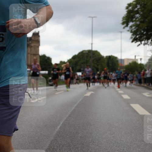 29.06.2025 - hella hamburg halbmarathon Yannick Fuchs http://msf.ph/oto/8369682 29.06.2025 10:53:34 20KM 2780, 3114, 3279, 3425, 4238, 4379, 4796, 4986, 5885, 6087, 6220, 6438, 7287, 7824, 8030, 8326, 8481, 8807, 9985, 10488, 10587, 10896, 11018, 11114, 11158, 11159, 11250, 11757, 11935, 11938, 12206, 12261, 12406, 12564, 12736, 12779, 12862, 13706, 13761, 14567, 14732, 14902, 14928, 14965, 15785, 15914, 16227, 16530, 16754, 16915, 16980, 17176, 17304, 18467, 18485, 18716, 18855, 19015, 19160 meine-sportfotos.de