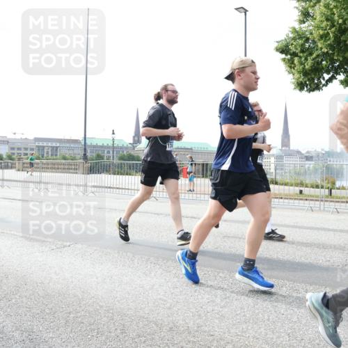 29.06.2025 - hella hamburg halbmarathon Lena Gebhardt http://msf.ph/oto/8369689 29.06.2025 10:14:47 Lombardsbrücke 755, 8055, 174, 249, 1071, 1379, 1406, 1575, 1728, 2046, 2140, 2494, 2601, 2690, 2990, 3020, 3025, 3154, 3454, 3507, 3509, 3691, 3756, 3834, 3844, 4641, 5191, 5608, 5670, 5800, 5981, 6028, 6083, 6089, 6181, 6248, 6366, 6935, 7195, 7209, 7439, 7802, 7840, 8055, 8147, 8239, 8275, 8522, 8563, 8755, 8854, 8892, 9113, 9173, 9556, 9663, 9709, 9911, 10224, 10391, 10589, 10610, 10717, 10963, 11271, 11598, 12467, 13237, 14488, 16126 meine-sportfotos.de