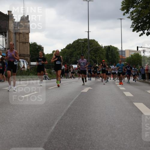 29.06.2025 - hella hamburg halbmarathon Yannick Fuchs http://msf.ph/oto/8369718 29.06.2025 10:53:34 20KM 2780, 3114, 3279, 3425, 4238, 4379, 4796, 4986, 5885, 6087, 6220, 6438, 7287, 7824, 8030, 8326, 8481, 8807, 9985, 10488, 10587, 10896, 11018, 11114, 11158, 11159, 11250, 11757, 11935, 11938, 12206, 12261, 12406, 12564, 12736, 12779, 12862, 13706, 13761, 14567, 14732, 14902, 14928, 14965, 15785, 15914, 16227, 16530, 16754, 16915, 16980, 17176, 17304, 18467, 18485, 18716, 18855, 19015, 19160 meine-sportfotos.de