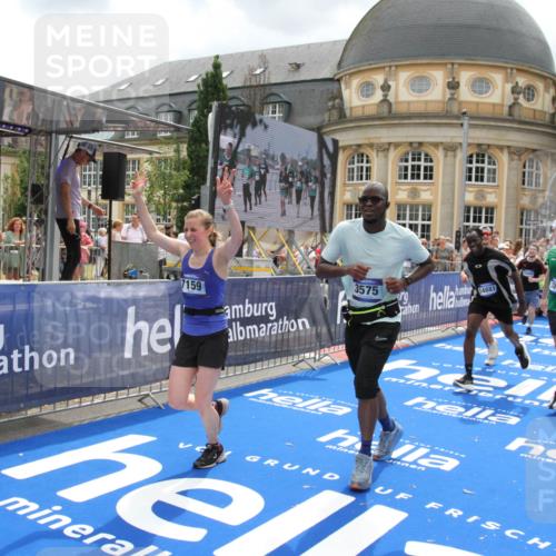 29.06.2025 - hella hamburg halbmarathon Michael Strokosch http://msf.ph/oto/8369719 29.06.2025 10:58:02 Ziel 1200, 2025, 3093, 3141, 3575, 4579, 6531, 7138, 7159, 7189, 8089, 10036, 11394, 11832, 12378, 12773, 13465, 14881, 15090, 15349, 15527, 18762 meine-sportfotos.de