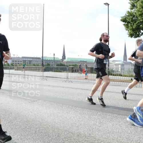 29.06.2025 - hella hamburg halbmarathon Lena Gebhardt http://msf.ph/oto/8369755 29.06.2025 10:14:47 Lombardsbrücke 8755, 174, 1071, 1379, 1406, 1575, 1728, 2046, 2140, 2494, 2601, 2690, 2990, 3020, 3025, 3154, 3454, 3507, 3509, 3691, 3756, 3834, 3844, 4641, 5191, 5608, 5670, 5800, 5981, 6028, 6083, 6089, 6181, 6248, 6366, 6935, 7195, 7209, 7439, 7802, 7840, 8055, 8147, 8239, 8275, 8522, 8563, 8755, 8854, 8892, 9113, 9173, 9556, 9663, 9709, 9911, 10224, 10391, 10589, 10610, 10717, 10963, 11271, 11598, 12467, 13237, 14488, 16126 meine-sportfotos.de