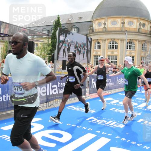 29.06.2025 - hella hamburg halbmarathon Michael Strokosch http://msf.ph/oto/8369762 29.06.2025 10:58:02 Ziel 1200, 2025, 3093, 3141, 3575, 4579, 6531, 7138, 7159, 7189, 8089, 10036, 11394, 11832, 12378, 12773, 13465, 14881, 15090, 15349, 15527, 18762 meine-sportfotos.de