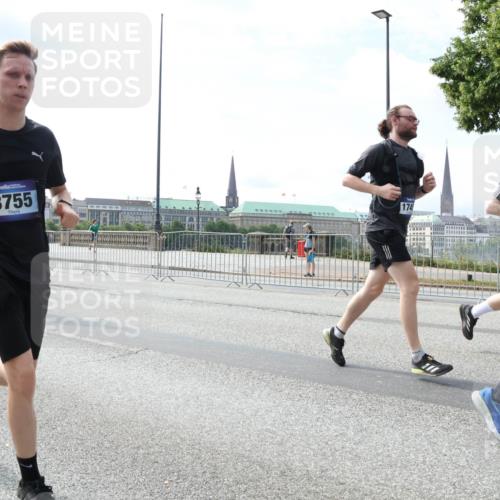 29.06.2025 - hella hamburg halbmarathon Lena Gebhardt http://msf.ph/oto/8369822 29.06.2025 10:14:47 Lombardsbrücke 8755, 174, 172, 1071, 1379, 1406, 1575, 1728, 2046, 2140, 2494, 2601, 2690, 2990, 3020, 3025, 3154, 3454, 3507, 3509, 3691, 3756, 3834, 3844, 4641, 5191, 5608, 5670, 5800, 5981, 6028, 6083, 6089, 6181, 6248, 6366, 6935, 7195, 7209, 7439, 7802, 7840, 8055, 8147, 8239, 8275, 8522, 8563, 8755, 8854, 8892, 9113, 9173, 9556, 9663, 9709, 9911, 10224, 10391, 10589, 10610, 10717, 10963, 11271, 11598, 12467, 13237, 14488, 16126 meine-sportfotos.de
