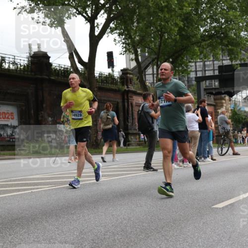 29.06.2025 - hella hamburg halbmarathon Yannick Fuchs http://msf.ph/oto/8369827 29.06.2025 10:53:35 20KM 2780, 3114, 3279, 3425, 4238, 4379, 4796, 4986, 5885, 6087, 6220, 6438, 7287, 7824, 8030, 8326, 8481, 8807, 9985, 10488, 10587, 10896, 11018, 11114, 11158, 11159, 11250, 11757, 11935, 12206, 12261, 12406, 12564, 12736, 12779, 12862, 13706, 13761, 14567, 14732, 14928, 14965, 15525, 15785, 15914, 16227, 16530, 16754, 16915, 16980, 17176, 17304, 17860, 18377, 18467, 18485, 18716, 18855 meine-sportfotos.de