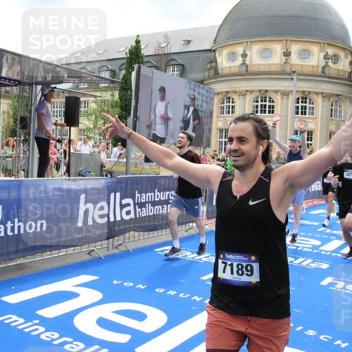 29.06.2025 - hella hamburg halbmarathon Michael Strokosch http://msf.ph/oto/8369856 29.06.2025 10:58:04 Ziel 1200, 1611, 2025, 3093, 3141, 3575, 4319, 4579, 6531, 6892, 7159, 7189, 8089, 10036, 11832, 12378, 12773, 13465, 14881, 15090, 15527, 18762 meine-sportfotos.de