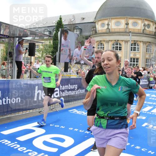 29.06.2025 - hella hamburg halbmarathon Michael Strokosch http://msf.ph/oto/8369894 29.06.2025 10:58:05 Ziel 1200, 1611, 2025, 3093, 3141, 4319, 4579, 6531, 6892, 7189, 8089, 10036, 10408, 11832, 12378, 12773, 13465, 13666, 15090, 15527, 18762 meine-sportfotos.de