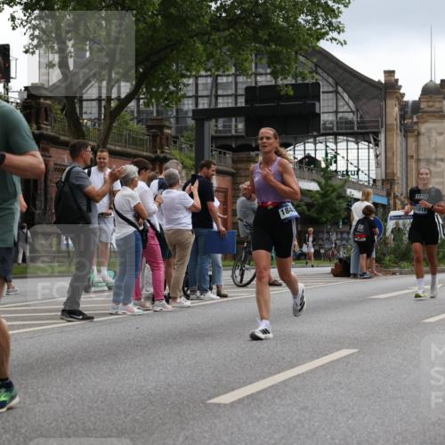29.06.2025 - hella hamburg halbmarathon Yannick Fuchs http://msf.ph/oto/8369918 29.06.2025 10:53:36 20KM 2780, 3114, 3279, 3425, 4238, 4379, 4796, 4986, 5885, 6087, 6220, 6438, 7287, 7824, 8030, 8326, 8481, 8807, 9985, 10488, 10587, 10896, 11018, 11114, 11158, 11159, 11250, 11757, 11935, 12206, 12261, 12406, 12564, 12736, 12779, 12862, 13706, 13761, 14732, 14928, 15525, 15785, 15914, 16227, 16530, 16754, 16915, 16980, 17176, 17304, 17860, 18377, 18467, 18485, 18716, 18855 meine-sportfotos.de