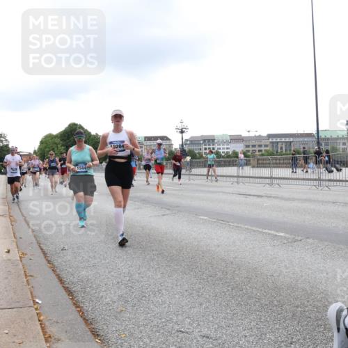 29.06.2025 - hella hamburg halbmarathon Lena Gebhardt http://msf.ph/oto/8370058 29.06.2025 10:48:50 Lombardsbrücke 1584, 19204, 1142, 1167, 1584, 2160, 2195, 2437, 2438, 2475, 2627, 2716, 2792, 2909, 3086, 3215, 3224, 3253, 3661, 5010, 5479, 5480, 5551, 6015, 6437, 6566, 7062, 7203, 7947, 7948, 8461, 8719, 8760, 8948, 9341, 9359, 9552, 9787, 10059, 10081, 10204, 10366, 10524, 10654, 10656, 11000, 11192, 11364, 11365, 13814, 13845, 15715, 16498, 16499, 16701 meine-sportfotos.de