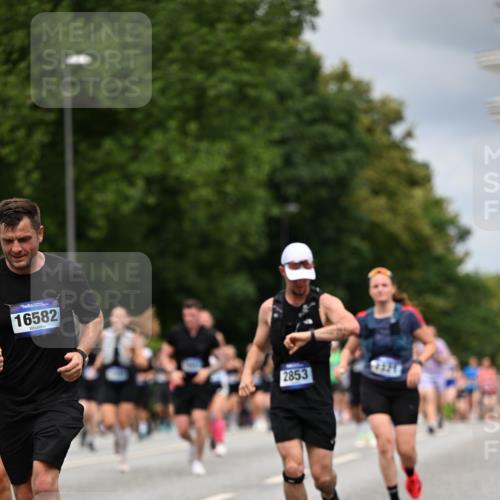 29.06.2025 - hella hamburg halbmarathon Dr. Thomas Lammeyer http://msf.ph/oto/8370080 29.06.2025 10:41:58 Kennedybrücke 1337, 1475, 1799, 1985, 2016, 2031, 2853, 4442, 4762, 5139, 5522, 5523, 6697, 6955, 7124, 7321, 7544, 7629, 8499, 8811, 8843, 8985, 9288, 9894, 10025, 10159, 10506, 10836 meine-sportfotos.de