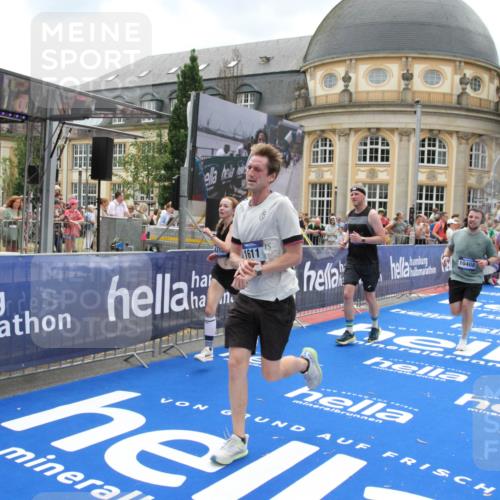 29.06.2025 - hella hamburg halbmarathon Michael Strokosch http://msf.ph/oto/8370089 29.06.2025 10:58:11 Ziel 1563, 1611, 2907, 4319, 4426, 6892, 8290, 10408, 13666, 15125, 15189 meine-sportfotos.de