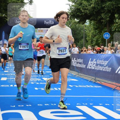 29.06.2025 - hella hamburg halbmarathon Strokosch-Dieckow http://msf.ph/oto/8370104 29.06.2025 10:49:37 Ziel 2504, 2516, 2592, 2596, 2706, 2889, 2937, 3060, 3543, 5705, 5894, 5978, 6115, 7332, 8689, 9038, 9463, 9551, 9619, 9649, 9723, 11340, 11679, 11977, 12094, 13159, 13233, 14562, 14794, 15392, 15857, 16114, 16592, 16738, 16843, 16877, 17001, 17282, 18058, 18451, 18926 meine-sportfotos.de