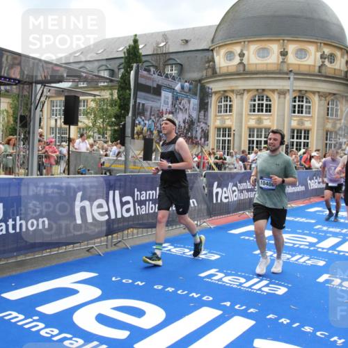 29.06.2025 - hella hamburg halbmarathon Michael Strokosch http://msf.ph/oto/8370123 29.06.2025 10:58:11 Ziel 1563, 1611, 2907, 4319, 4426, 6892, 8290, 10408, 13666, 15125, 15189 meine-sportfotos.de