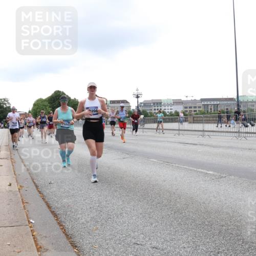 29.06.2025 - hella hamburg halbmarathon Lena Gebhardt http://msf.ph/oto/8370134 29.06.2025 10:48:50 Lombardsbrücke 1584, 204, 1142, 1167, 1584, 2160, 2195, 2437, 2438, 2475, 2627, 2716, 2792, 2909, 3086, 3215, 3224, 3253, 3661, 5010, 5479, 5480, 5551, 6015, 6437, 6566, 7062, 7203, 7947, 7948, 8461, 8719, 8760, 8948, 9341, 9359, 9552, 9787, 10059, 10081, 10204, 10366, 10524, 10654, 10656, 11000, 11192, 11364, 11365, 13814, 13845, 15715, 16498, 16499, 16701 meine-sportfotos.de