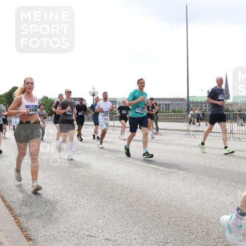 29.06.2025 - hella hamburg halbmarathon Lena Gebhardt http://msf.ph/oto/8370184 29.06.2025 10:39:41 Lombardsbrücke 3495, 9698, 1607, 7053, 9777, 11461, 13574, 1076, 1586, 1856, 1883, 1899, 2092, 2313, 2578, 2843, 2976, 3046, 3275, 3353, 3727, 3882, 3883, 3884, 4298, 4523, 4603, 4609, 4659, 4752, 4855, 4882, 5045, 5229, 5654, 5701, 6321, 6342, 6343, 6427, 6428, 6698, 6719, 6726, 6739, 6748, 7045, 7053, 7125, 7199, 7341, 7429, 7455, 7456, 7501, 7506, 7524, 7684, 8107, 8203, 8243, 8612, 8995, 9393, 9420, 9569, 9698, 9747, 9777, 10441, 10512, 10516 meine-sportfotos.de