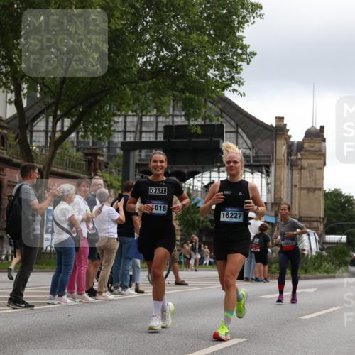29.06.2025 - hella hamburg halbmarathon Yannick Fuchs http://msf.ph/oto/8370187 29.06.2025 10:53:38 20KM 2780, 3114, 3425, 4238, 4379, 4796, 4986, 6327, 7287, 7824, 8030, 8326, 8481, 8807, 9741, 9985, 10488, 10587, 10896, 11018, 11114, 11158, 11159, 11250, 11757, 12261, 12406, 12736, 12779, 12862, 13036, 13706, 13761, 14471, 14928, 15083, 15525, 15785, 15914, 16227, 16530, 16754, 16915, 17176, 17304, 17860, 18377, 18485, 18716, 18855, 19178 meine-sportfotos.de