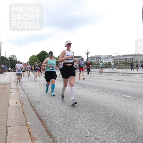 29.06.2025 - hella hamburg halbmarathon Lena Gebhardt http://msf.ph/oto/8370197 29.06.2025 10:48:50 Lombardsbrücke 1584, 1142, 1167, 1584, 2160, 2195, 2437, 2438, 2475, 2627, 2716, 2792, 2909, 3086, 3215, 3224, 3253, 3661, 5010, 5479, 5480, 5551, 6015, 6437, 6566, 7062, 7203, 7947, 7948, 8461, 8719, 8760, 8948, 9341, 9359, 9552, 9787, 10059, 10081, 10204, 10366, 10524, 10654, 10656, 11000, 11192, 11364, 11365, 13814, 13845, 15715, 16498, 16499, 16701 meine-sportfotos.de