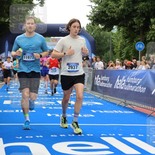 29.06.2025 - hella hamburg halbmarathon Strokosch-Dieckow http://msf.ph/oto/8370209 29.06.2025 10:49:37 Ziel 2504, 2516, 2592, 2596, 2706, 2889, 2937, 3060, 3543, 5705, 5894, 5978, 6115, 7332, 8689, 9038, 9463, 9551, 9619, 9649, 9723, 11340, 11679, 11977, 12094, 13159, 13233, 14562, 14794, 15392, 15857, 16114, 16592, 16738, 16843, 16877, 17001, 17282, 18058, 18451, 18926 meine-sportfotos.de