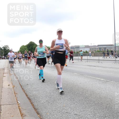 29.06.2025 - hella hamburg halbmarathon Lena Gebhardt http://msf.ph/oto/8370250 29.06.2025 10:48:51 Lombardsbrücke 1584, 04, 1142, 1167, 1584, 2160, 2195, 2437, 2438, 2475, 2627, 2713, 2716, 2792, 2909, 3086, 3215, 3224, 3253, 3661, 5010, 5118, 5479, 5480, 5551, 6015, 6437, 6566, 6979, 7062, 7203, 7947, 7948, 8461, 8719, 8760, 9341, 9359, 9552, 9787, 10059, 10081, 10204, 10366, 10524, 10654, 10656, 11000, 11031, 11192, 11364, 11365, 13814, 13845, 15715, 16498, 16499, 16701 meine-sportfotos.de