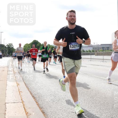 29.06.2025 - hella hamburg halbmarathon Lena Gebhardt http://msf.ph/oto/8370282 29.06.2025 10:14:49 Lombardsbrücke 15700, 3454, 14497, 13212, 1071, 1379, 1406, 1575, 1728, 2046, 2140, 2494, 2601, 2690, 2990, 3020, 3025, 3154, 3454, 3507, 3509, 3691, 3756, 3834, 3844, 4495, 4641, 5191, 5608, 5670, 5800, 5981, 6028, 6083, 6181, 6248, 6366, 6935, 7195, 7439, 7802, 7840, 7881, 8055, 8147, 8239, 8275, 8522, 8563, 8609, 8755, 8854, 9113, 9173, 9556, 9663, 9709, 9911, 10224, 10391, 10589, 10610, 10717, 10963, 11271, 11598, 12467, 13237, 14488, 16126 meine-sportfotos.de