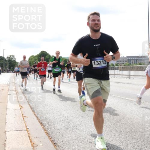 29.06.2025 - hella hamburg halbmarathon Lena Gebhardt http://msf.ph/oto/8370334 29.06.2025 10:14:49 Lombardsbrücke 3454, 14497, 917, 13212, 1071, 1379, 1406, 1575, 1728, 2046, 2140, 2494, 2601, 2690, 2990, 3020, 3025, 3154, 3454, 3507, 3509, 3691, 3756, 3834, 3844, 4495, 4641, 5191, 5608, 5670, 5800, 5981, 6028, 6083, 6181, 6248, 6366, 6935, 7195, 7439, 7802, 7840, 7881, 8055, 8147, 8239, 8275, 8522, 8563, 8609, 8755, 8854, 9113, 9173, 9556, 9663, 9709, 9911, 10224, 10391, 10589, 10610, 10717, 10963, 11271, 11598, 12467, 13237, 14488, 16126 meine-sportfotos.de