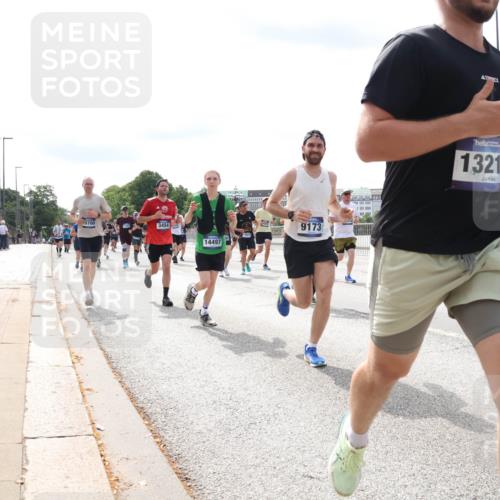 29.06.2025 - hella hamburg halbmarathon Lena Gebhardt http://msf.ph/oto/8370372 29.06.2025 10:14:49 Lombardsbrücke 15700, 3454, 14497, 9173, 13212, 1071, 1379, 1406, 1575, 1728, 2046, 2140, 2494, 2601, 2690, 2990, 3020, 3025, 3154, 3454, 3507, 3509, 3691, 3756, 3834, 3844, 4495, 4641, 5191, 5608, 5670, 5800, 5981, 6028, 6083, 6181, 6248, 6366, 6935, 7195, 7439, 7802, 7840, 7881, 8055, 8147, 8239, 8275, 8522, 8563, 8609, 8755, 8854, 9113, 9173, 9556, 9663, 9709, 9911, 10224, 10391, 10589, 10610, 10717, 10963, 11271, 11598, 12467, 13237, 14488, 16126 meine-sportfotos.de