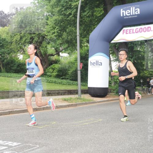 29.06.2025 - hella hamburg halbmarathon KatJ http://msf.ph/oto/8370486 29.06.2025 10:23:39 Zwischen KM18-KM19 57, 4477, 5048 meine-sportfotos.de