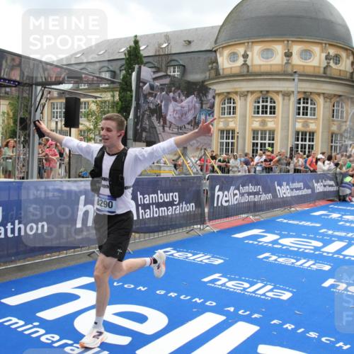 29.06.2025 - hella hamburg halbmarathon Michael Strokosch http://msf.ph/oto/8370560 29.06.2025 10:58:17 Ziel 1595, 2907, 4426, 4592, 6104, 8290, 9230, 11645, 14631, 15125, 18068 meine-sportfotos.de