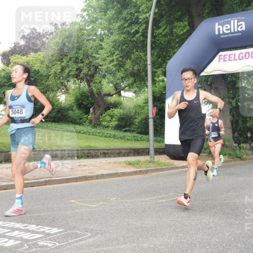 29.06.2025 - hella hamburg halbmarathon KatJ http://msf.ph/oto/8370565 29.06.2025 10:23:39 Zwischen KM18-KM19 57, 4477, 5048 meine-sportfotos.de