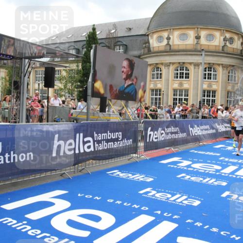 29.06.2025 - hella hamburg halbmarathon Michael Strokosch http://msf.ph/oto/8370575 29.06.2025 10:58:18 Ziel 1595, 2907, 4426, 4592, 6104, 8290, 9230, 11645, 14631, 15125, 18068 meine-sportfotos.de