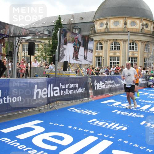 29.06.2025 - hella hamburg halbmarathon Michael Strokosch http://msf.ph/oto/8370617 29.06.2025 10:58:19 Ziel 1595, 4426, 4592, 4708, 6104, 6147, 8290, 9230, 11645, 14631, 18068 meine-sportfotos.de