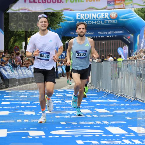 29.06.2025 - hella hamburg halbmarathon Strokosch-Dieckow http://msf.ph/oto/8370679 29.06.2025 10:27:36 Ziel 2203, 5367, 7651, 8731, 9804, 10655, 12341, 17354, 17893, 18832, 19114 meine-sportfotos.de