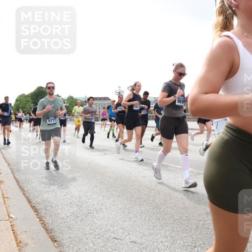 29.06.2025 - hella hamburg halbmarathon Lena Gebhardt http://msf.ph/oto/8370757 29.06.2025 10:39:43 Lombardsbrücke 9777, 14111, 10626, 9699, 13495, 11, 1058, 1076, 1586, 1856, 1883, 1899, 2092, 2313, 2578, 2843, 2976, 3046, 3275, 3353, 3727, 3882, 3883, 3884, 4298, 4523, 4603, 4609, 4659, 4752, 4855, 4882, 5045, 5229, 5654, 5701, 6321, 6342, 6343, 6427, 6428, 6698, 6719, 6726, 6739, 6748, 7045, 7053, 7125, 7199, 7429, 7455, 7456, 7501, 7524, 7684, 8107, 8203, 8243, 8612, 8995, 9393, 9569, 9698, 9747, 9777, 10441, 10512 meine-sportfotos.de