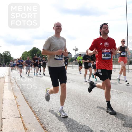 29.06.2025 - hella hamburg halbmarathon Lena Gebhardt http://msf.ph/oto/8370761 29.06.2025 10:14:51 Lombardsbrücke 12001, 15700, 7195, 3454, 1071, 1071, 1296, 1379, 1406, 1575, 1728, 1745, 2046, 2140, 2494, 2601, 2690, 2990, 3020, 3025, 3154, 3454, 3507, 3509, 3691, 3756, 3834, 3844, 4495, 4641, 5191, 5608, 5670, 5800, 5981, 6028, 6083, 6181, 6248, 6366, 6935, 7195, 7439, 7802, 7881, 8055, 8147, 8237, 8239, 8275, 8522, 8563, 8609, 8755, 8854, 9113, 9173, 9556, 9663, 9709, 9911, 9975, 10224, 10391, 10589, 10610, 10717, 10963, 11271, 11598, 12467, 13237, 16126 meine-sportfotos.de
