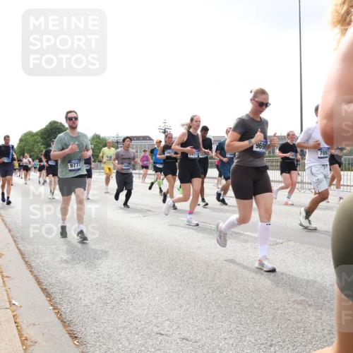 29.06.2025 - hella hamburg halbmarathon Lena Gebhardt http://msf.ph/oto/8370795 29.06.2025 10:39:43 Lombardsbrücke 9698, 7053, 10627, 111100, 17666, 9777, 1058, 1076, 1586, 1856, 1883, 1899, 2092, 2313, 2578, 2843, 2976, 3046, 3275, 3353, 3727, 3882, 3883, 3884, 4298, 4523, 4603, 4609, 4659, 4752, 4855, 4882, 5045, 5229, 5654, 5701, 6321, 6342, 6343, 6427, 6428, 6698, 6719, 6726, 6739, 6748, 7045, 7053, 7125, 7199, 7429, 7455, 7456, 7501, 7524, 7684, 8107, 8203, 8243, 8612, 8995, 9393, 9569, 9698, 9747, 9777, 10441, 10512 meine-sportfotos.de
