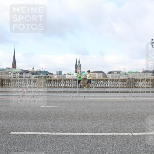 29.06.2025 - hella hamburg halbmarathon Lena Gebhardt http://msf.ph/oto/8370819 29.06.2025 08:50:43 Lombardsbrücke  meine-sportfotos.de