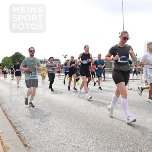 29.06.2025 - hella hamburg halbmarathon Lena Gebhardt http://msf.ph/oto/8370840 29.06.2025 10:39:43 Lombardsbrücke 13178, 7125, 12680, 9777, 14111, 17663, 9698, 7053, 1058, 1076, 1586, 1856, 1883, 1899, 2092, 2313, 2578, 2843, 2976, 3046, 3275, 3353, 3727, 3882, 3883, 3884, 4298, 4523, 4603, 4609, 4659, 4752, 4855, 4882, 5045, 5229, 5654, 5701, 6321, 6342, 6343, 6427, 6428, 6698, 6719, 6726, 6739, 6748, 7045, 7053, 7125, 7199, 7429, 7455, 7456, 7501, 7524, 7684, 8107, 8203, 8243, 8612, 8995, 9393, 9569, 9698, 9747, 9777, 10441, 10512 meine-sportfotos.de