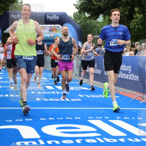 29.06.2025 - hella hamburg halbmarathon Strokosch-Dieckow http://msf.ph/oto/8370862 29.06.2025 10:49:25 Ziel 1342, 1476, 2592, 2596, 2878, 4183, 4185, 8437, 8689, 8813, 10189, 11339, 11340, 11779, 11819, 12094, 12670, 13233, 13269, 14526, 14838, 15422, 15784, 15857, 15894, 15966, 16114, 16592, 16891, 18476, 18887, 18960 meine-sportfotos.de