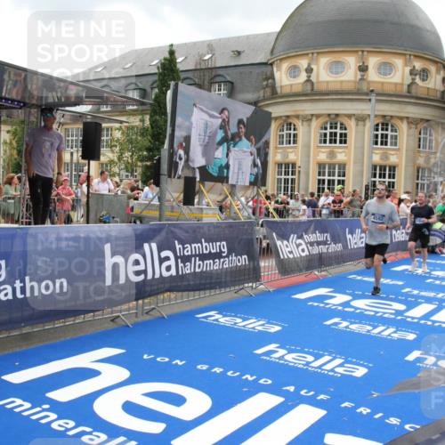 29.06.2025 - hella hamburg halbmarathon Michael Strokosch http://msf.ph/oto/8370870 29.06.2025 10:58:21 Ziel 1595, 4592, 4708, 6104, 6138, 6147, 9230, 9485, 11645, 14631, 15434, 18068 meine-sportfotos.de