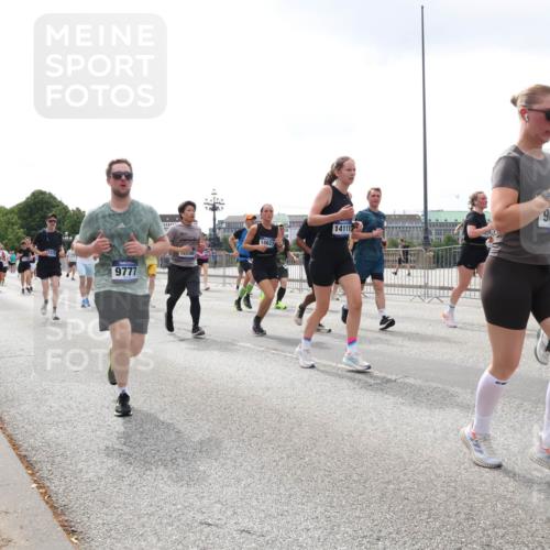 29.06.2025 - hella hamburg halbmarathon Lena Gebhardt http://msf.ph/oto/8370877 29.06.2025 10:39:43 Lombardsbrücke 14111, 10627, 030, 13178, 9777, 969, 1058, 1076, 1586, 1856, 1883, 1899, 2092, 2313, 2578, 2843, 2976, 3046, 3275, 3353, 3727, 3882, 3883, 3884, 4298, 4523, 4603, 4609, 4659, 4752, 4855, 4882, 5045, 5229, 5654, 5701, 6321, 6342, 6343, 6427, 6428, 6698, 6719, 6726, 6739, 6748, 7045, 7053, 7125, 7199, 7429, 7455, 7456, 7501, 7524, 7684, 8107, 8203, 8243, 8612, 8995, 9393, 9569, 9698, 9747, 9777, 10441, 10512 meine-sportfotos.de