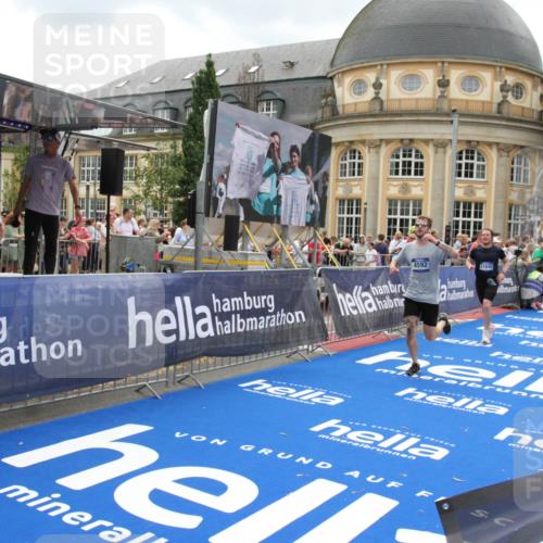 29.06.2025 - hella hamburg halbmarathon Michael Strokosch http://msf.ph/oto/8370883 29.06.2025 10:58:22 Ziel 1595, 4550, 4592, 4708, 6104, 6138, 6147, 9230, 9485, 11645, 14631, 15434, 18068, 18266 meine-sportfotos.de
