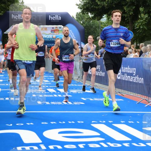29.06.2025 - hella hamburg halbmarathon Strokosch-Dieckow http://msf.ph/oto/8370912 29.06.2025 10:49:25 Ziel 1342, 1476, 2592, 2596, 2878, 4183, 4185, 8437, 8689, 8813, 10189, 11339, 11340, 11779, 11819, 12094, 12670, 13233, 13269, 14526, 14838, 15422, 15784, 15857, 15894, 15966, 16114, 16592, 16891, 18476, 18887, 18960 meine-sportfotos.de