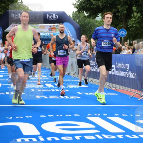 29.06.2025 - hella hamburg halbmarathon Strokosch-Dieckow http://msf.ph/oto/8370939 29.06.2025 10:49:25 Ziel 1342, 1476, 2592, 2596, 2878, 4183, 4185, 8437, 8689, 8813, 10189, 11339, 11340, 11779, 11819, 12094, 12670, 13233, 13269, 14526, 14838, 15422, 15784, 15857, 15894, 15966, 16114, 16592, 16891, 18476, 18887, 18960 meine-sportfotos.de